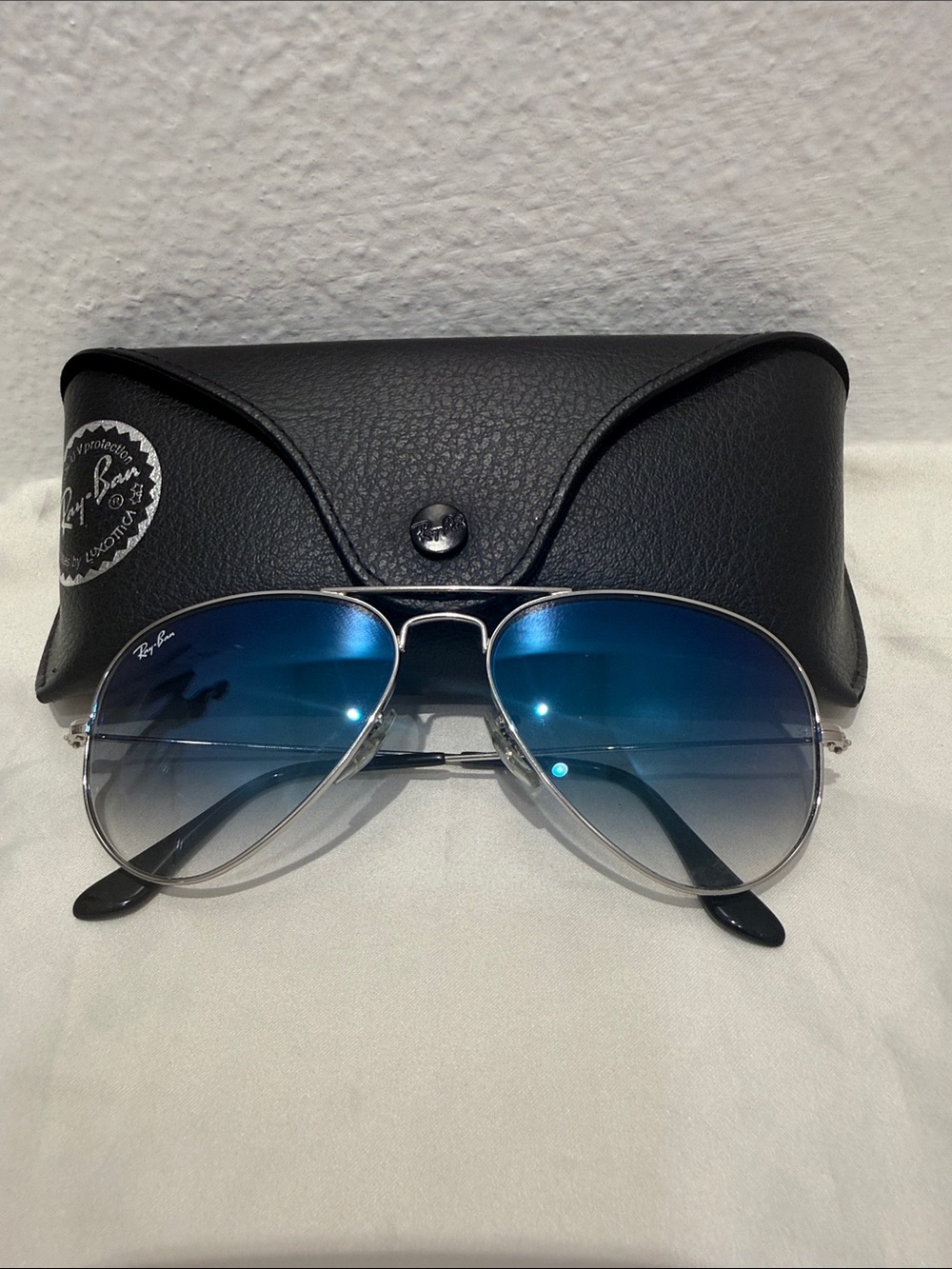 Ray-Ban Aviator Gradient Sunglasses Blue Lenses and Silver Frame